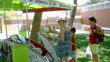 imagen del servicio de Bibliopiscina, verano 2010