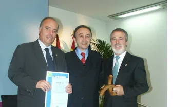 Alcalde y Concejal NNTT recogiendo el II Premio