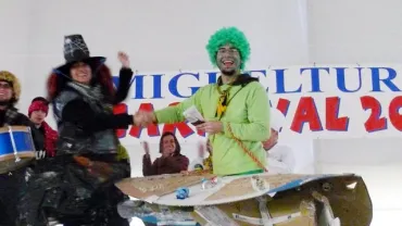 imagen recogiendo premio trajes reciclados 2010