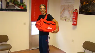 imagen de José Hornero con su lote de productos