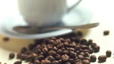 imagen de taza y granos de café
