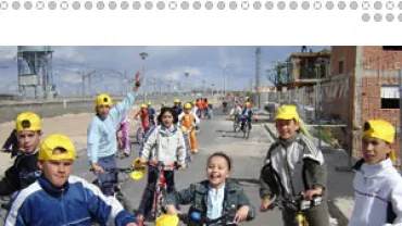 los niños y el aprendizaje de la bicicleta