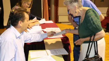 imagen entrega de los cheques, 17 julio de 2014