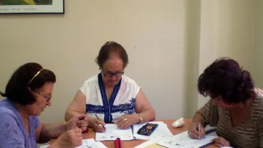 imagen de señoras en el taller de lecto escritura
