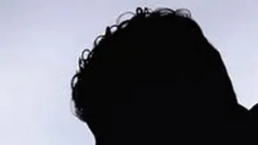 imagen de silueta al lado de una copa de vino