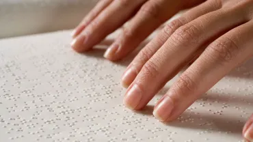 imagen de persona leyendo un libro en braille
