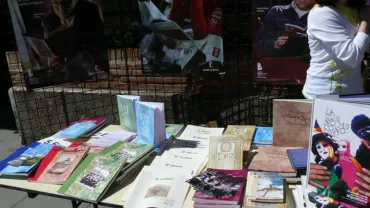 imagen stand libros editados por la Biblioteca