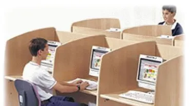 imagen de jóvenes en un ciber café