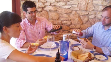 imagen de jóvenes durante una cata de aceite