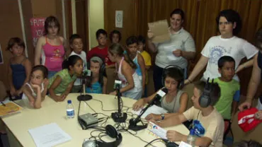 Niños y niñas en actividades del aula de verano 05