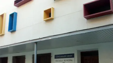 Aspecto exterior del edificio de la Escuela 