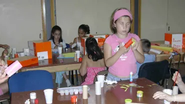 Niños y niñas en el taller de marionetas, junio 06