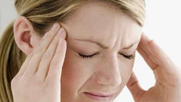 imagen de señora con dolor de migrañas