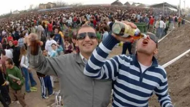 imagen de jóvenes durante un botellón
