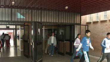 imágen de jóvenes en las puertas del instituto