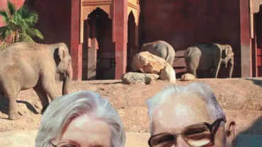 imagen de personas mayores en un Zoo