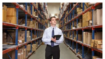 imagen de joven gestionando el stock de almacén