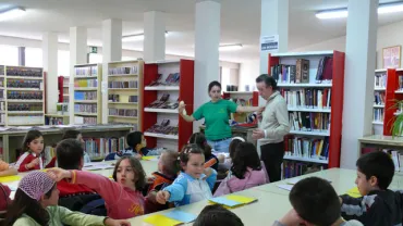 alumnado en la Biblioteca Municipal, marzo 2007