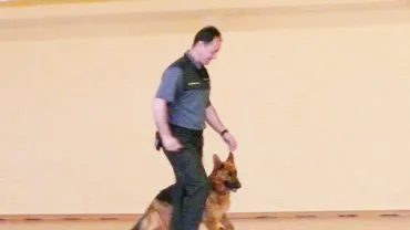 imagen de pastor alemán y guardia civil, 2012