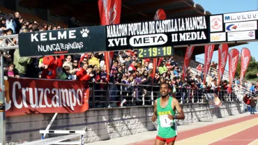 imagen de Tewodros Asfaw cruzando la meta