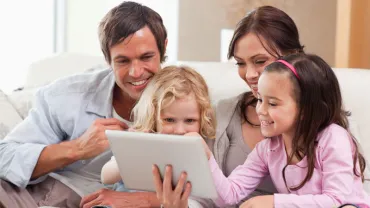 imagen de familia haciendo uso de las tecnologías de la información