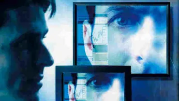 imagen de joven frente a dos televisores