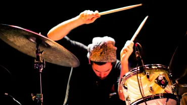 imagen de baterista durante una sesión musical