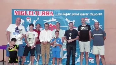 imagen entrega trofeos Liga Tenis 2014 Miguelturra