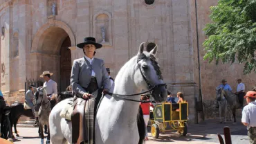 imagen de una mujer montando a caballo