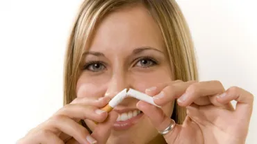 imagen de una señora rompiendo un cigarrillo