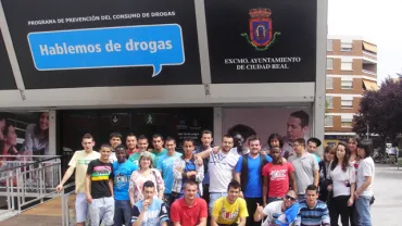 imagen frente a la exposición sobre drogas, mayo