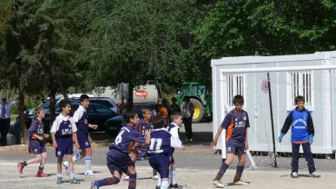 imagen de jóvenes jugando al fútbol en Peralbillo