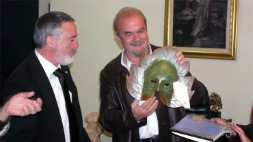 imagen de Román Rivero en la Prefectura Griega