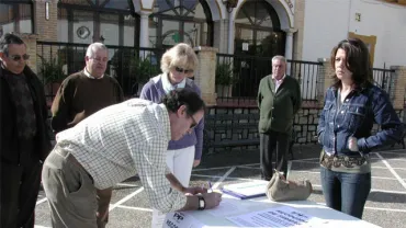 Imagen de la recogida de firmas en Andalucía