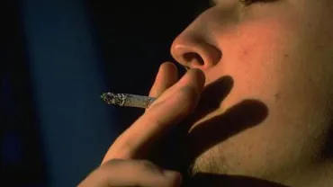 imagen de un joven fumando. Fumar es malo