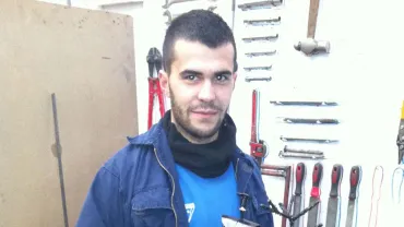 Imagen del trofeo y su creador, noviembre 2012.