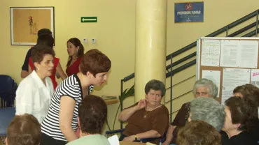 Mercedes Soler imparte curso de yoga, junio 2006