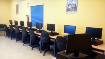imagen nuevos ordenadores aula del Centro Mujer
