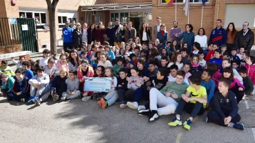 imagen del alumnado del CP El Pradillo con el premio del concurso Aquona, Miguelturra, abril 2019