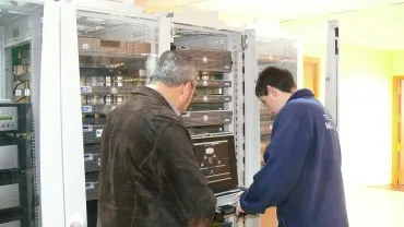 imagen de técnicos de nuevas tecnologías en el Centro de Proceso de Datos