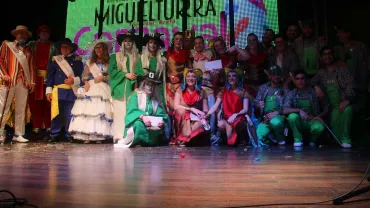 imagen personas ganadoras y autoridades del Concurso de Murgas y Chirigotas del Carnaval de Miguelturra 2017