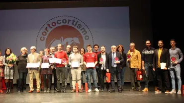 Foto familia de premiados en Corto Cortísmo 2016