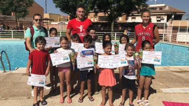 imagen de la entrega de diplomas, cursos natación, Miguelturra 2019