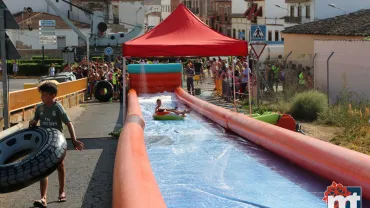 imagen la pista deslizante que se instaló en el puente hacia San Isidro, Ferias y Fiestas 2018 Miguelturra
