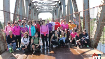 imagen en el Puente de Hierro de las personas participantes, abril 2016