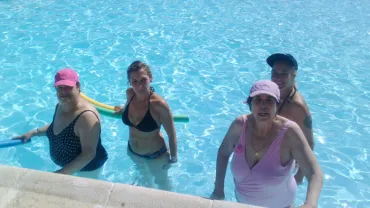 imagen de la sesión de hidroterapia en la Piscina Municipal de Verano, julio 2017