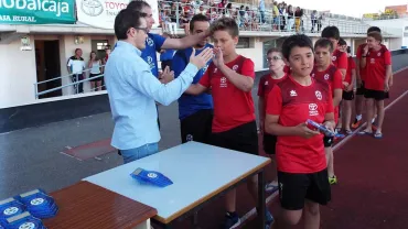 imagen entrega de medallas tras el Campus de Fútbol Miguelturra 2017 con la presencia del concejal de Deportes, imagen de Alberto Sánchez