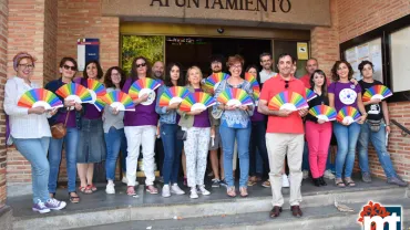 imagen de alcaldesa, autoridades, concejales, concejalas y organización con abanicos frente al Ayuntamiento, junio 2019