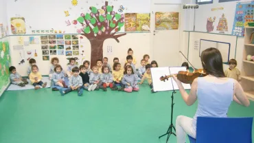 imagen de Lola Ocaña Moraga al violín en Coleta, abril 2017, fuente imagen Escuela de Música de Miguelturra