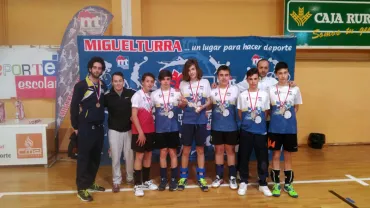 imagen del infantil masculino del ADV MIguelturra y concejal Deportes, marzo 2017, imagen ADV Miguelturra